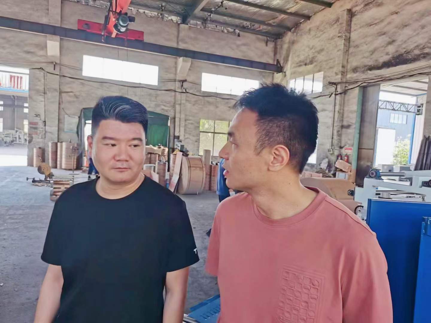 熱烈歡迎西工大趙盼博士后、教授帶領(lǐng)科研團(tuán)隊(duì)到上高縣雙新紙桶設(shè)備有限公司考察，雙方就全自動(dòng)鐵箍紙桶設(shè)備流水線(xiàn)的研發(fā)達(dá)成了初步的意向。